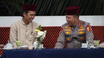 Kala Jenderal Listyo ‘Lupa’ Istirahat Demi Mendengar Denyut Nadi Rakyat di Kediaman UAS
