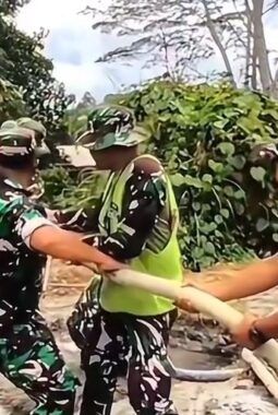 TNI Hadirkan Solusi Air Bersih bagi Warga Terdampak Banjir di Sumatera Barat