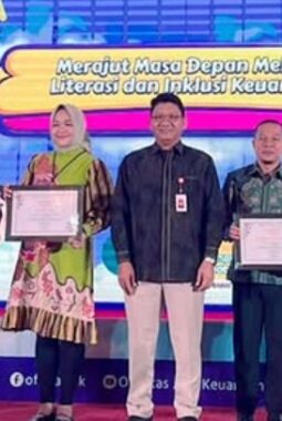 Dukung Inklusi Keuangan Pelajar, Bank Nagari Raih Penghargaan Bank Umum Terbaik Program KEJAR dari OJK