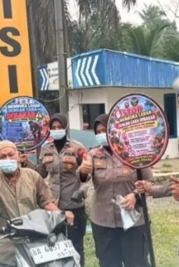 Cegah Dampak Kabut Asap, Polres Dharmasraya Bagikan Masker dan Imbau Warga Waspada Karhutla